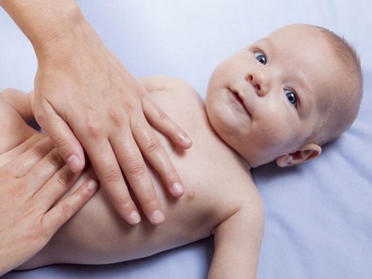 अपने शिशु का हल्के हाथों से मसाज करें
